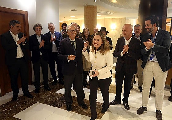 María Calvo, tras ser proclamada, con tres vicepresidentes de su anterior ejecutiva: el presidente de Femetal, Antonio Fernández-Escandón; el de UEAS, Rubén Castro, y el de AJE y CECAP, Pablo García.