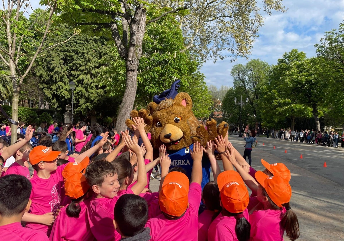 Los escolares recibieron la visita de 'Garra', la mascota del Real Oviedo.