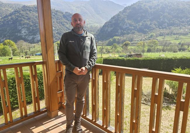 El director de la Fundación Oso, José Tuñón, en la Casa del Oso en Santo Adriano.