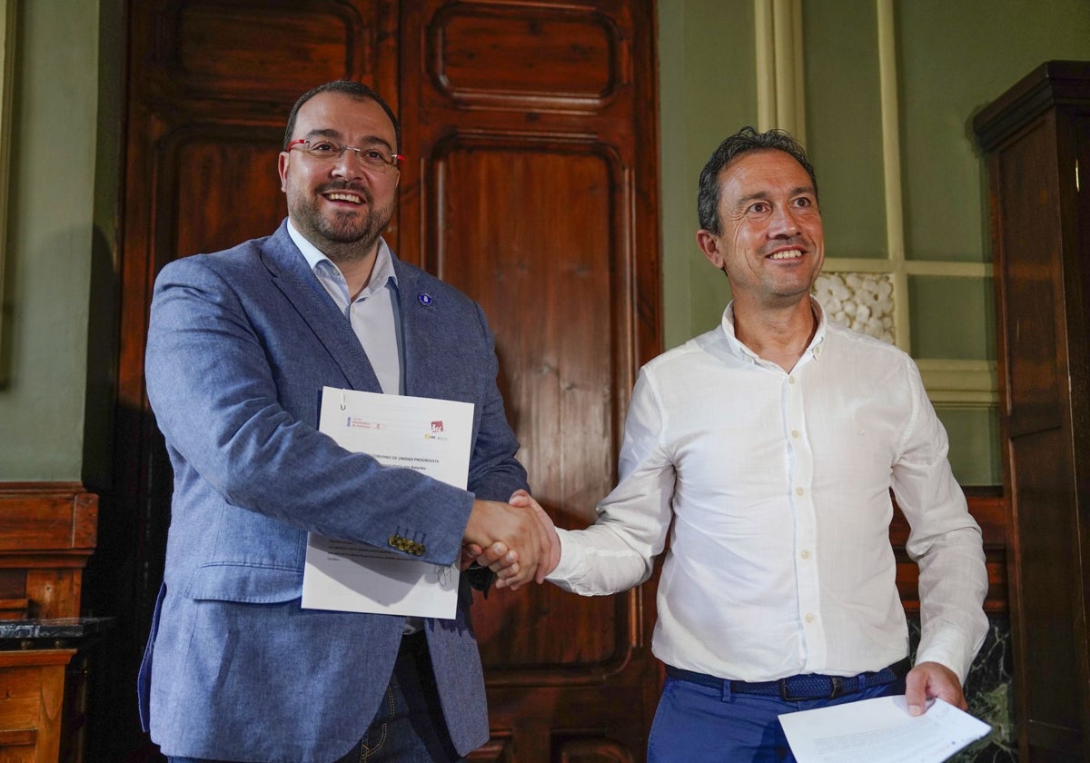 Adrián Barbón (PSOE) y Ovidio Zapico (IU), tras sellar el acuerdo de Gobierno entre ambas formaciones.