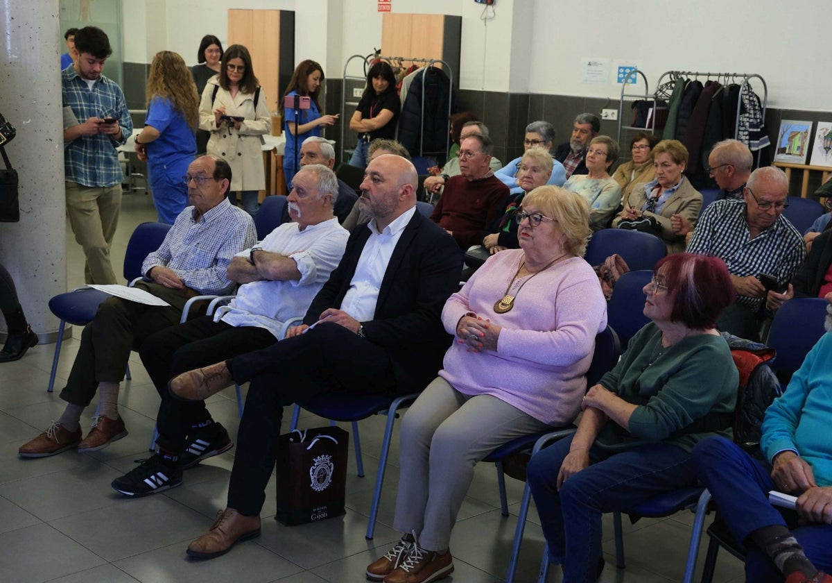 El concejal de Servicios Sociales, Guzmán Pendás (tercero por la izquierda), escucha la lectura del manifiesto del Día Mundial del Parkinson.