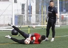 Álex Garaot, en un entrenamiento de porteros en La Toba.