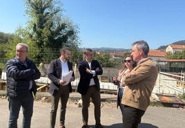 Ovidio Zapico y Jesús Daniel Sánchez junto a Aroa Gutiérrez y personal técnico de la empresa.