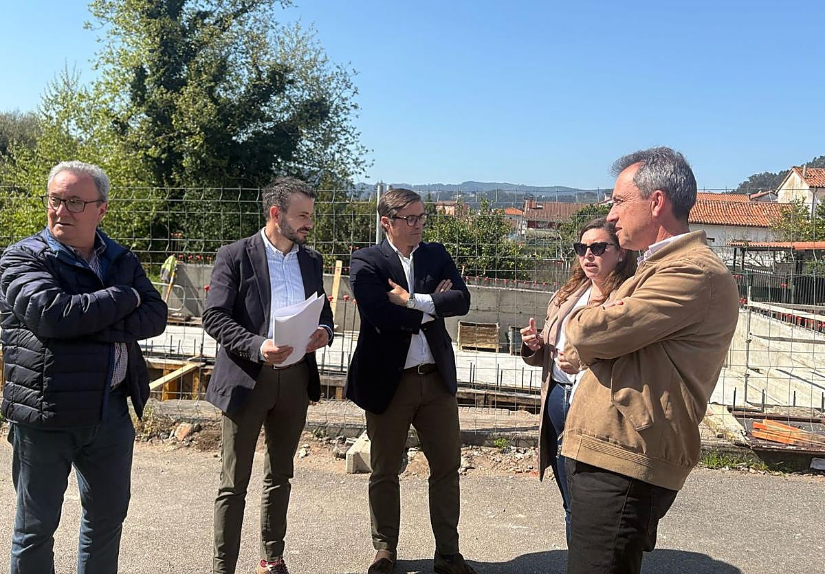 Ovidio Zapico y Jesús Daniel Sánchez junto a Aroa Gutiérrez y personal técnico de la empresa.
