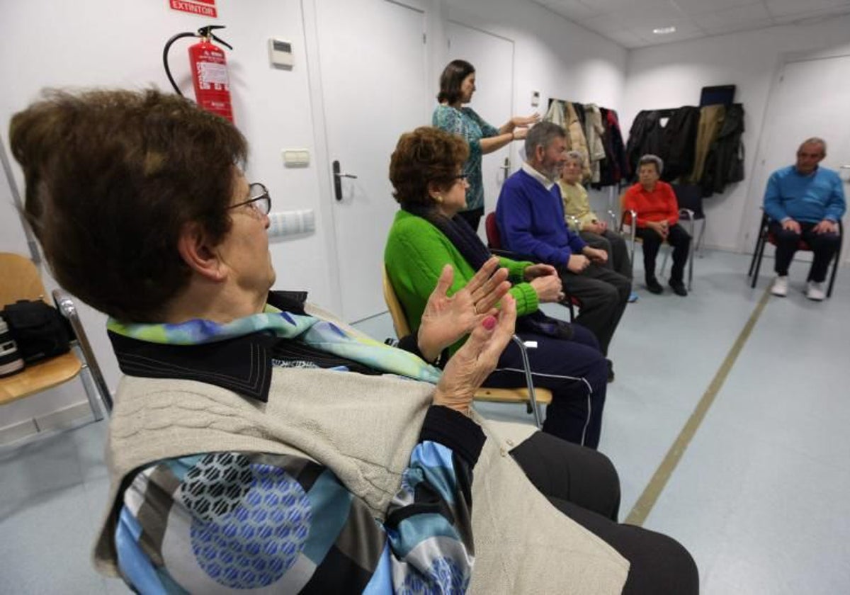 Uno de los talleres que imparte la Asociación Parkinson Asturias.