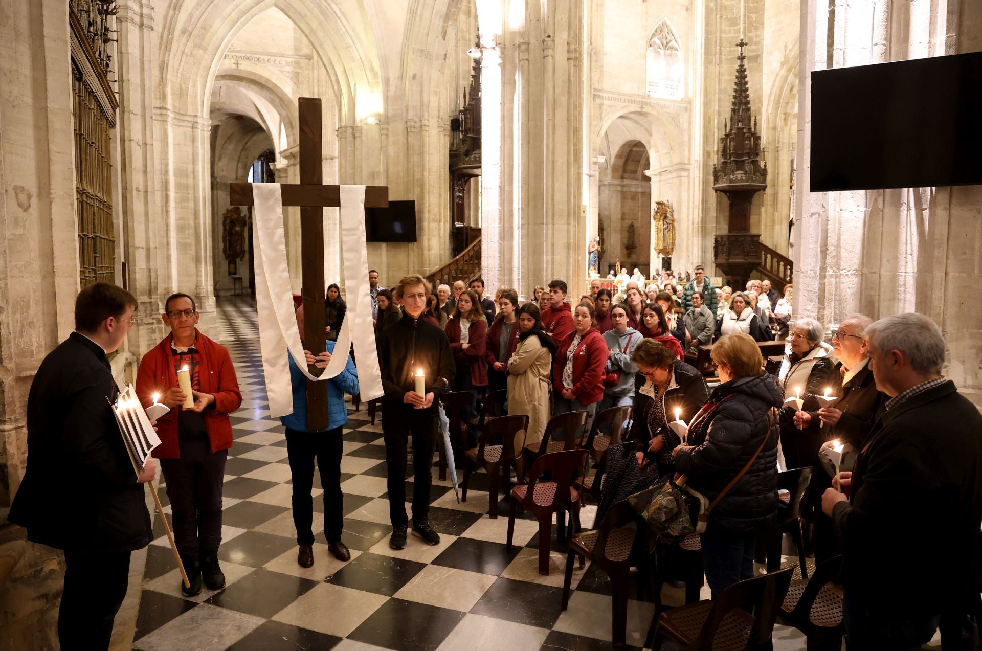Vía Crucis del Arciprestazgo de Oviedo, en imágenes