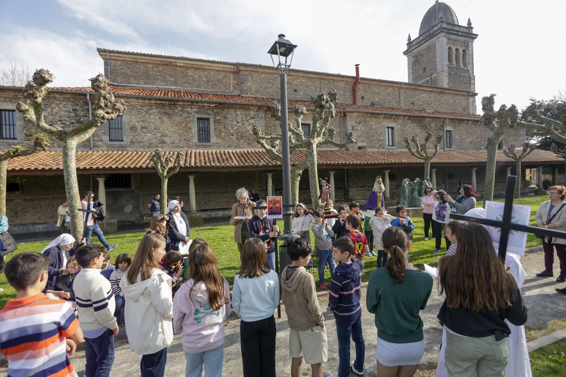 Vía Crucis infantil para abrir la Semana Santa en Luanco