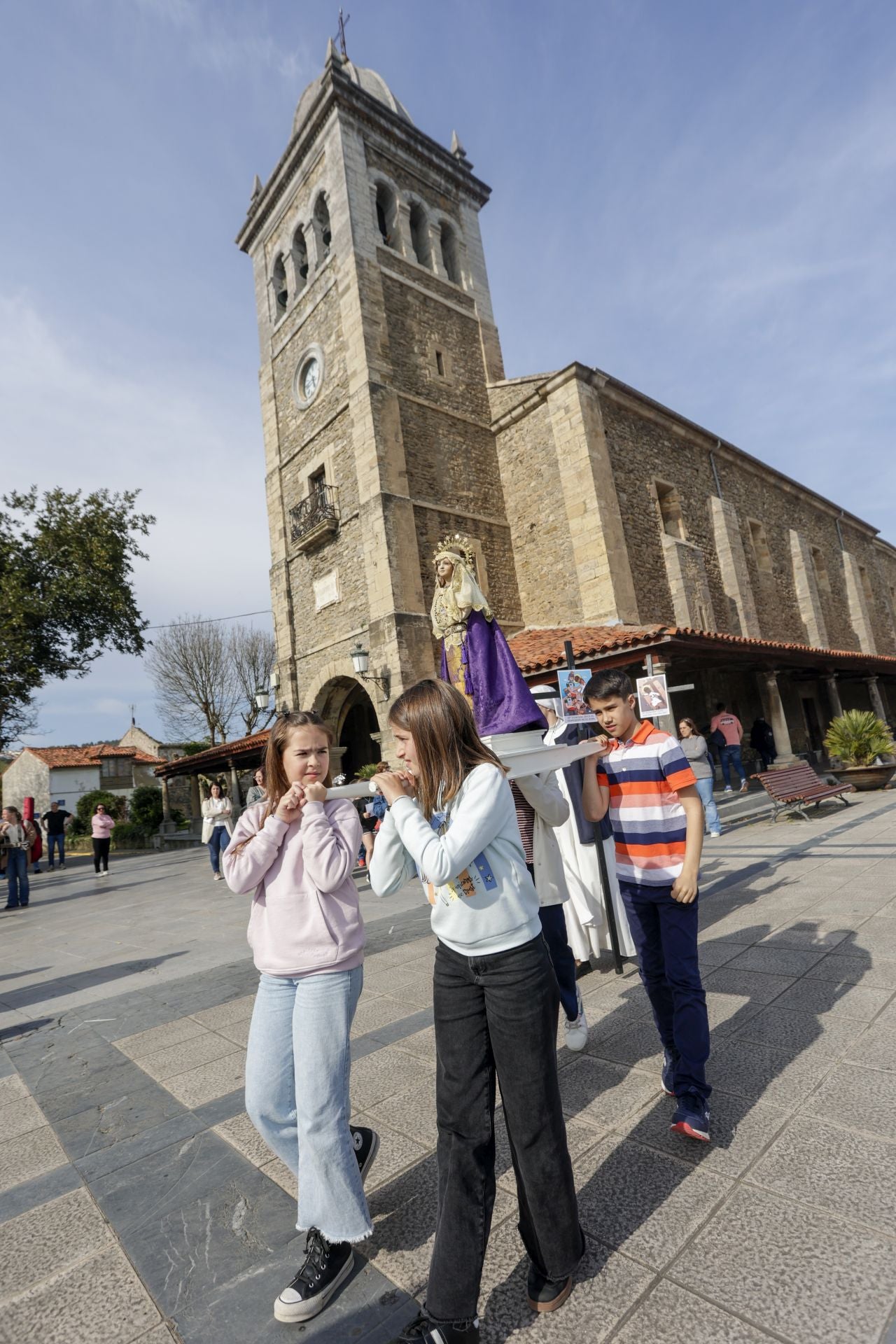 Vía Crucis infantil para abrir la Semana Santa en Luanco