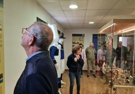 Primeros visitantes en el museo.