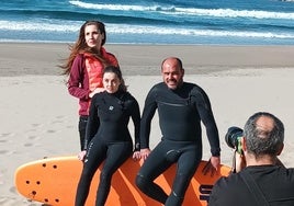 la directora Ana L. Martin, en el fondo de rojo, durante una grabación en la playa de Salinas.