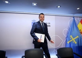 El consejero de Hacienda y portavoz del Gobierno regional, Guillermo Peláez, tras una rueda de prensa en la sede de Presidencia.