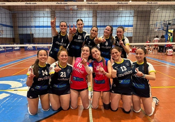 Las jugadoras de La Curtidora Uniovi celebran el título de liga regular en Segunda.