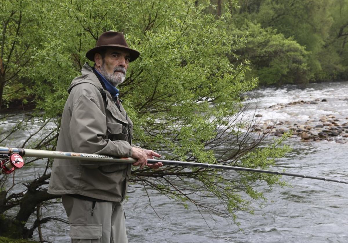 Un pescador tirando la caña en el río Narcea este domingo.