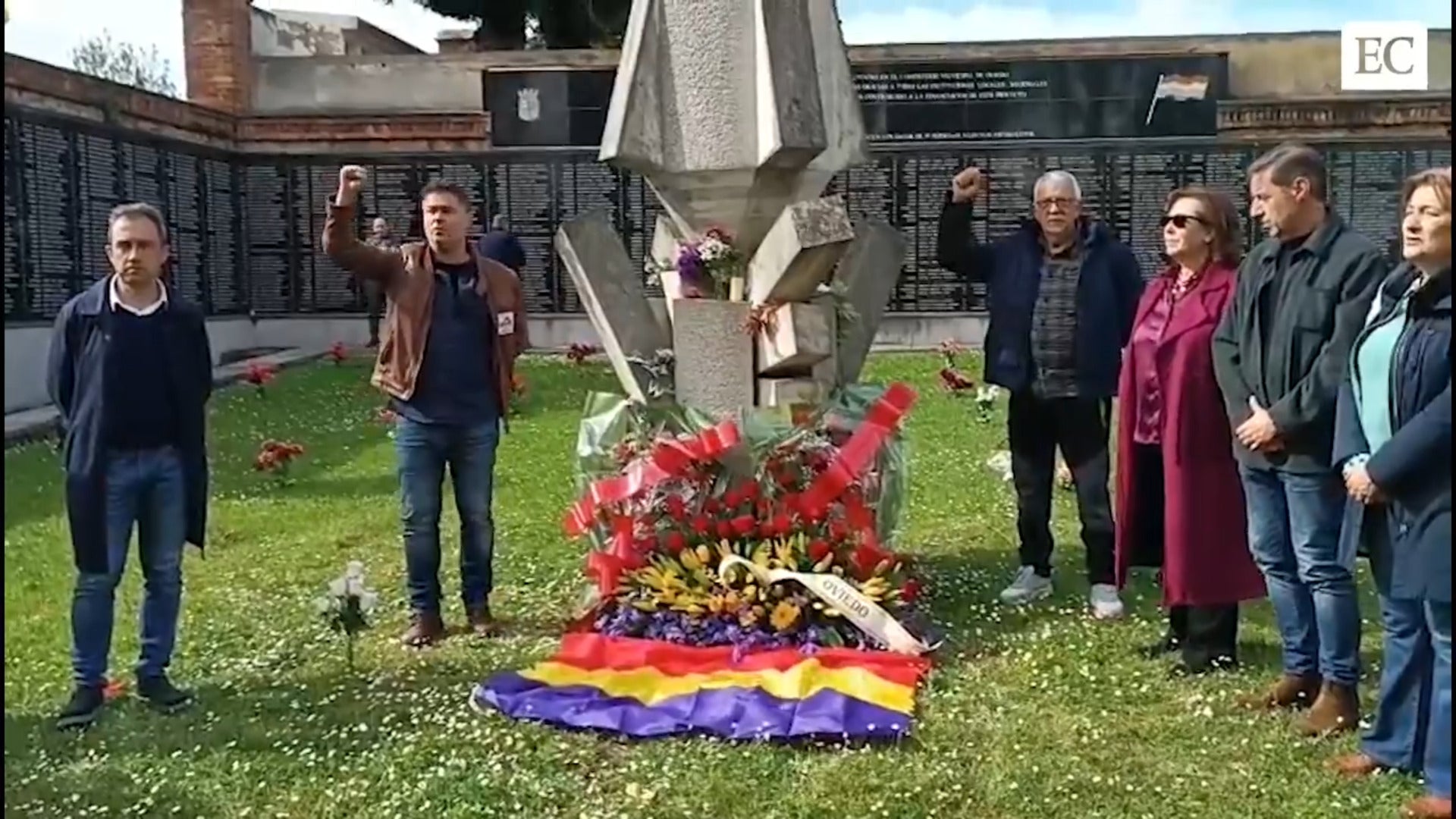 Aniversario del 14 de Abril en la fosa común del Cementerio del Salvador