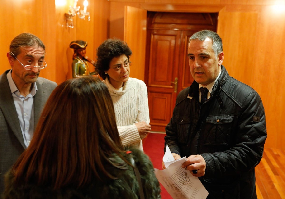 Lisardo Hernández, con unos papeles en la mano, el día que fue anulado como candidato a la presidencia del Centro Asturiano.