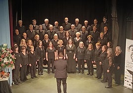 El Ensamble Vocal de Gijón, durante su actuación en Cangas del Narcea.