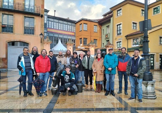 Investigadores del Grupo de Física Experimental de Altas Energías, de izquierda a derecha: Javier Fernández, Pietro Vischia, Isidro González, Alejandro Soto, Carlos Vico, Jorge Ayllón (agachado), Pelayo Leguina, Miguel Obeso, Javier Cuevas, Javier Prado, Javier del Riego, Bárbara Álvarez, Santiago Folgueras, Enrique Palencia y Daniel Estrada.