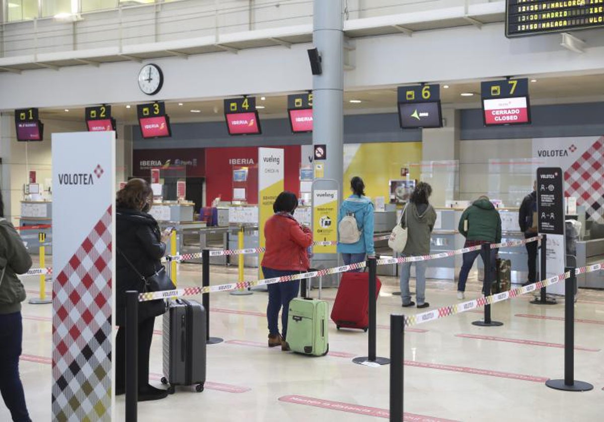 Pasajeros en el aeropuerto de Asturias.