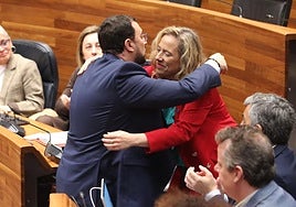 Belarmina Díaz y Adrián Barbón se funden en un abrazo en el pleno de la Junta, donde la consejera comunicó su dimisión.