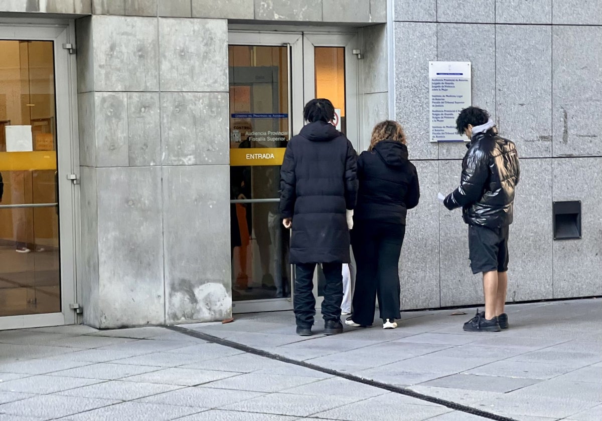 Los tres detenidos en el Oviedo Antiguo niegan la agresión y sostienen que también son «víctimas»