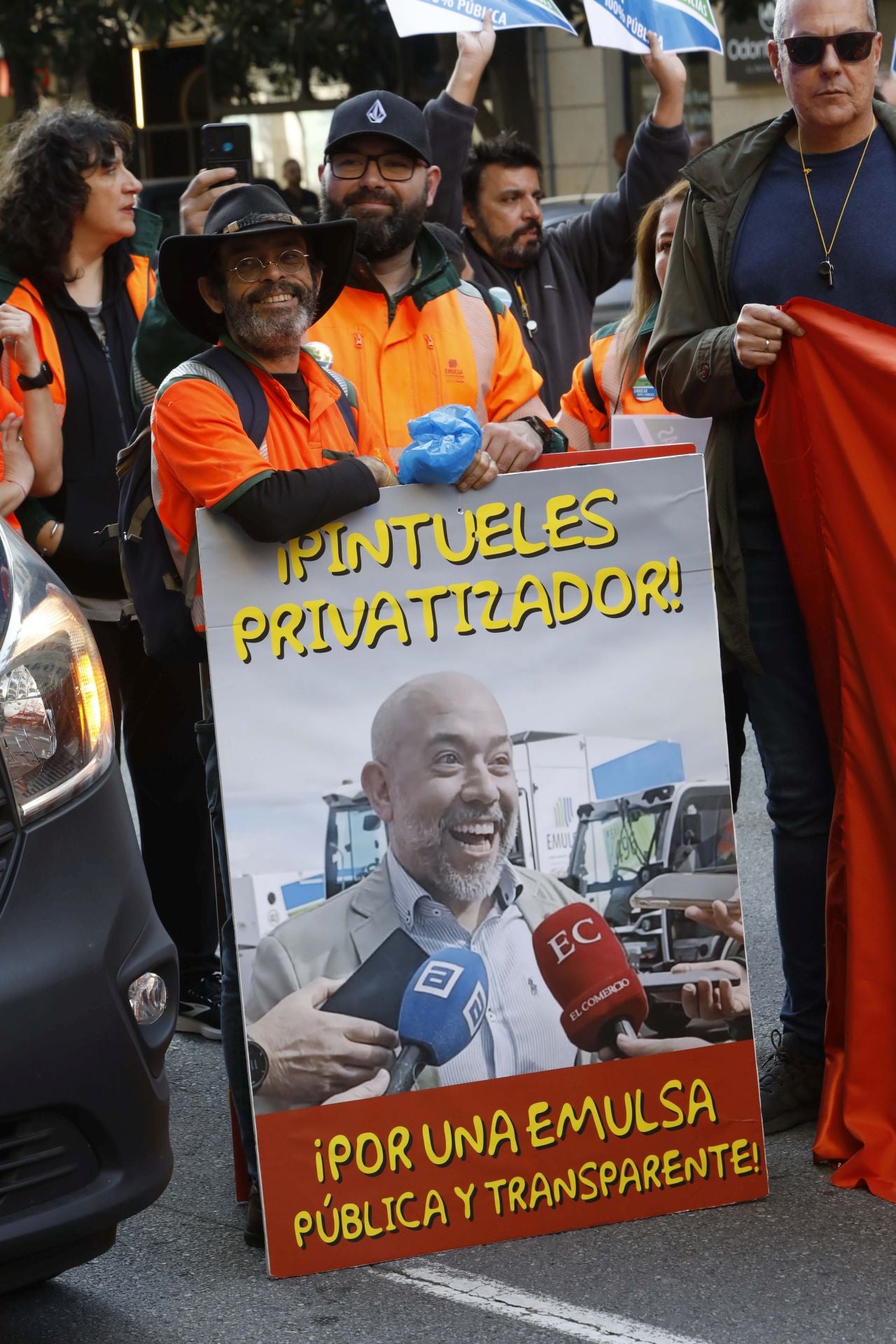 Así fue la protesta de los trabajadores de Emulsa contra la externalización de dos servicios