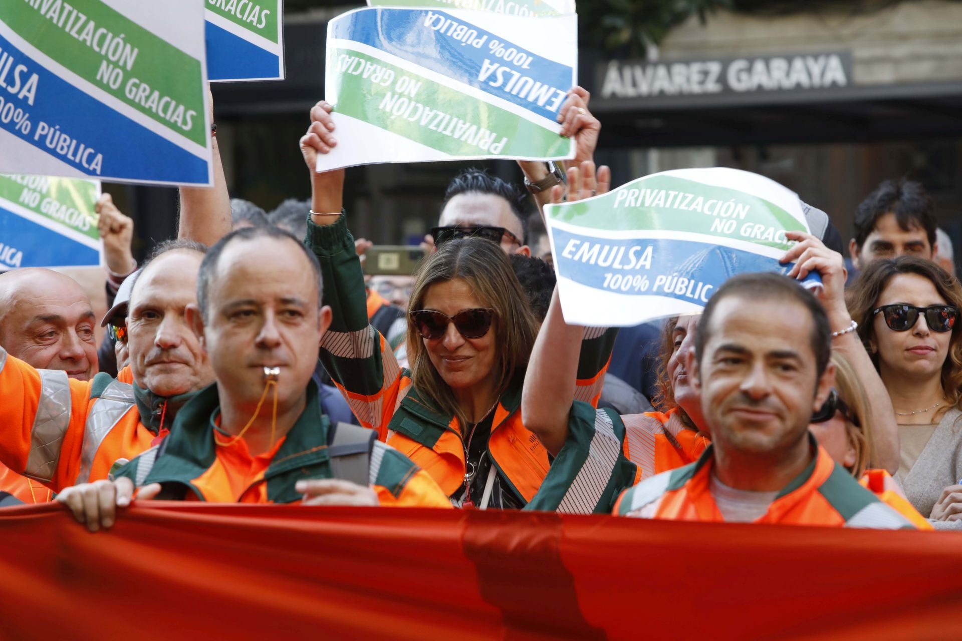 Así fue la protesta de los trabajadores de Emulsa contra la externalización de dos servicios
