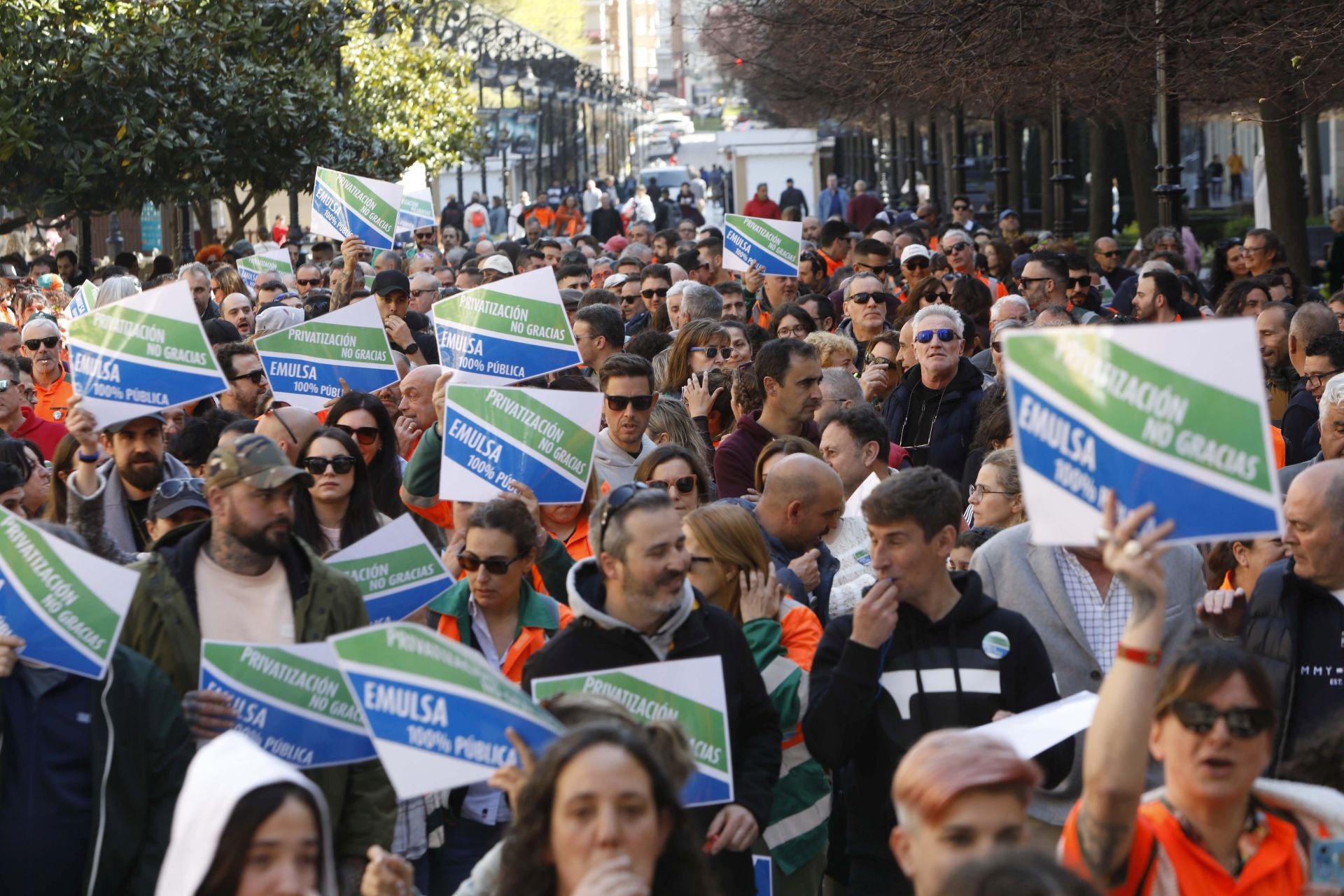 Así fue la protesta de los trabajadores de Emulsa contra la externalización de dos servicios