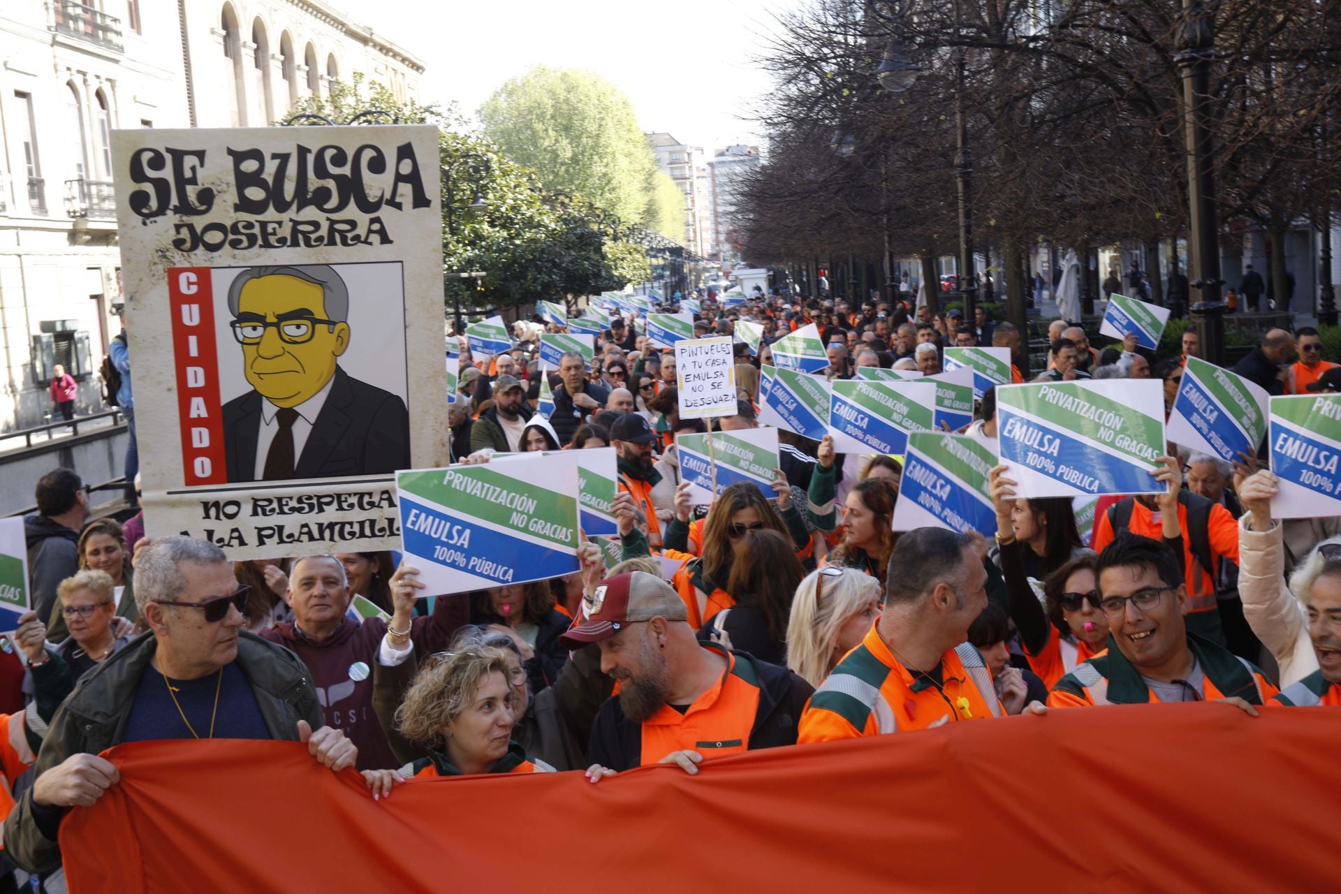 Así fue la protesta de los trabajadores de Emulsa contra la externalización de dos servicios