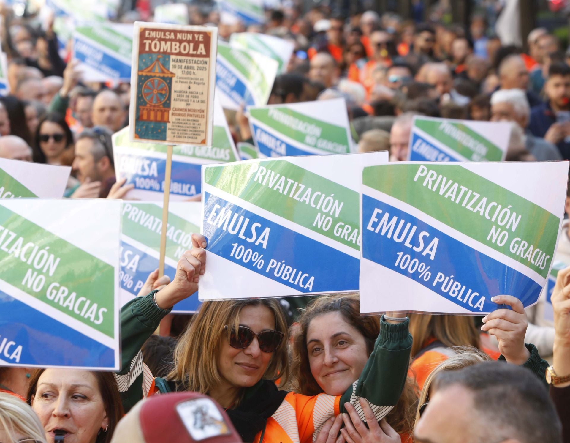 Así fue la protesta de los trabajadores de Emulsa contra la externalización de dos servicios