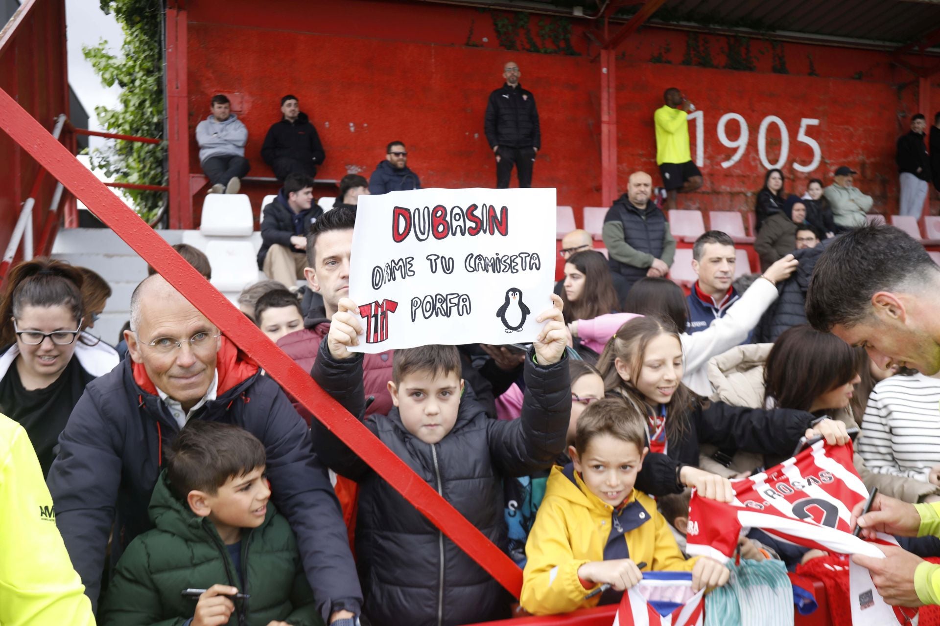 Furor en Mareo por el Sporting: entrenamiento con público y muchos autógrafos