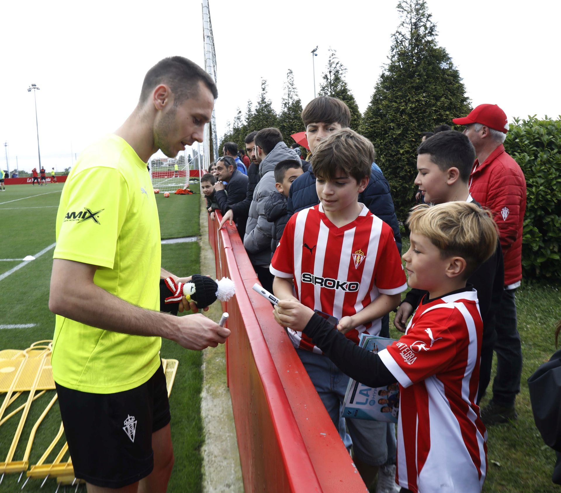 Furor en Mareo por el Sporting: entrenamiento con público y muchos autógrafos