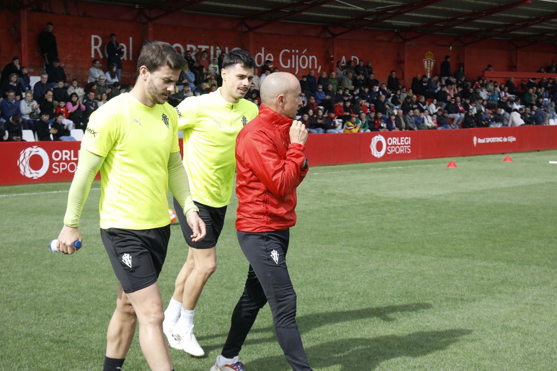 Furor en Mareo por el Sporting: entrenamiento con público y muchos autógrafos