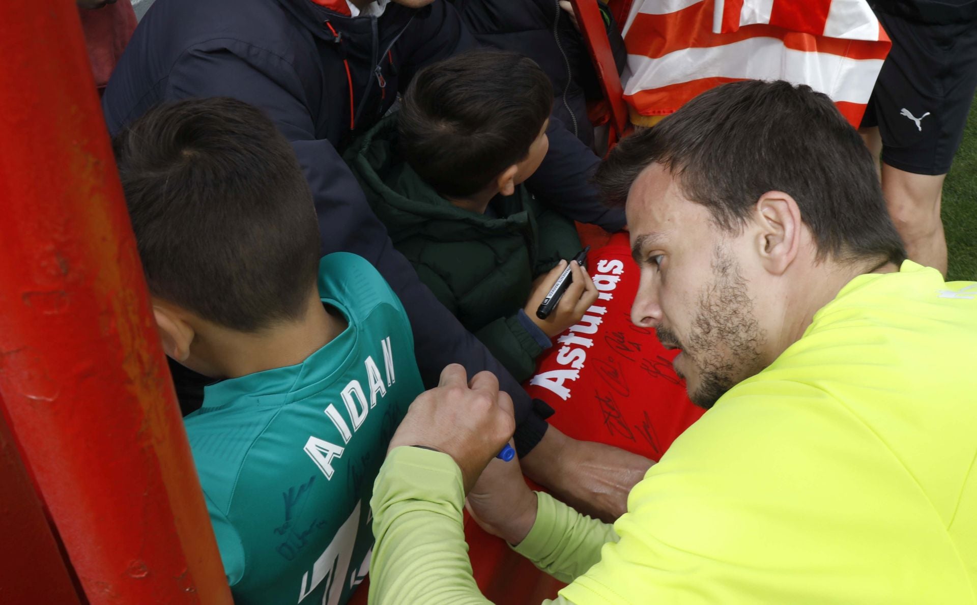 Furor en Mareo por el Sporting: entrenamiento con público y muchos autógrafos