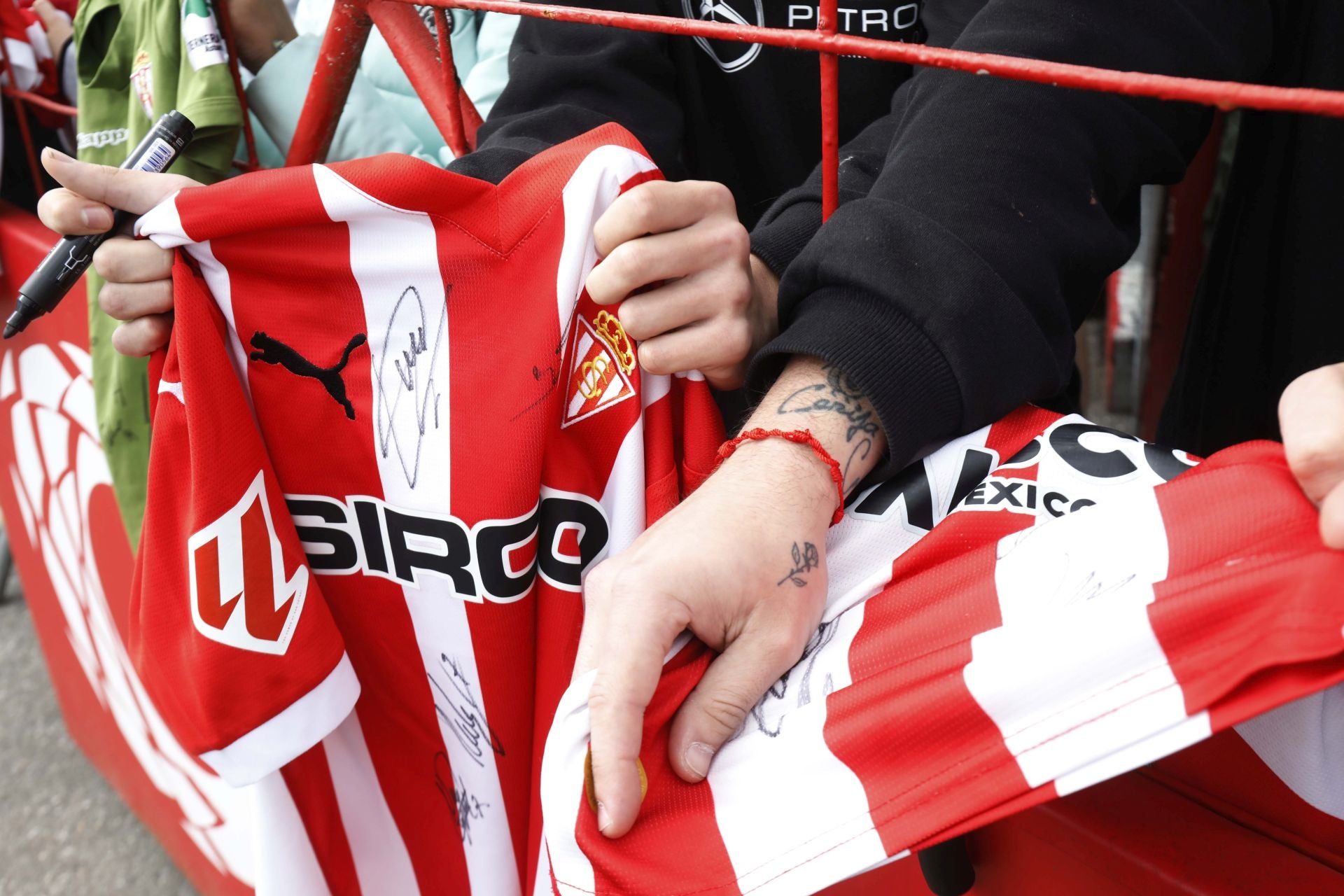 Furor en Mareo por el Sporting: entrenamiento con público y muchos autógrafos