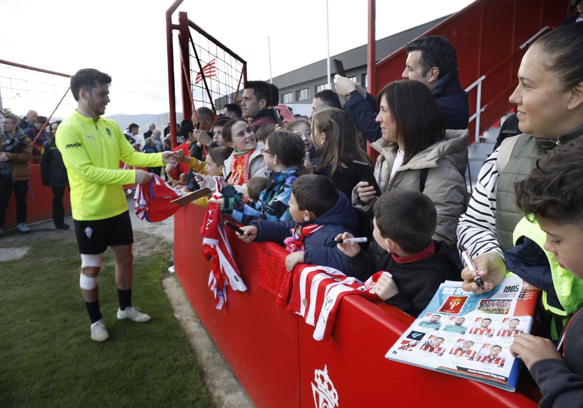 Furor en Mareo por el Sporting: entrenamiento con público y muchos autógrafos