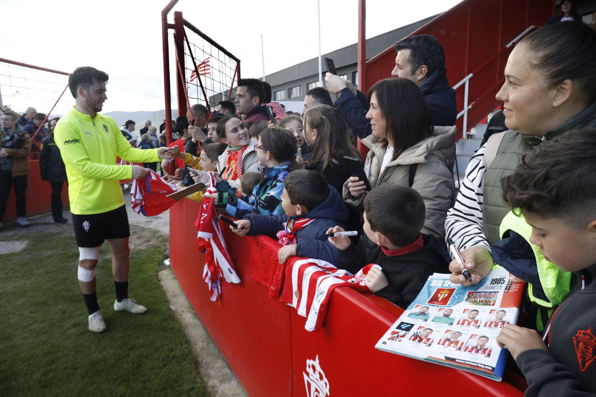 Furor en Mareo por el Sporting: entrenamiento con público y muchos autógrafos