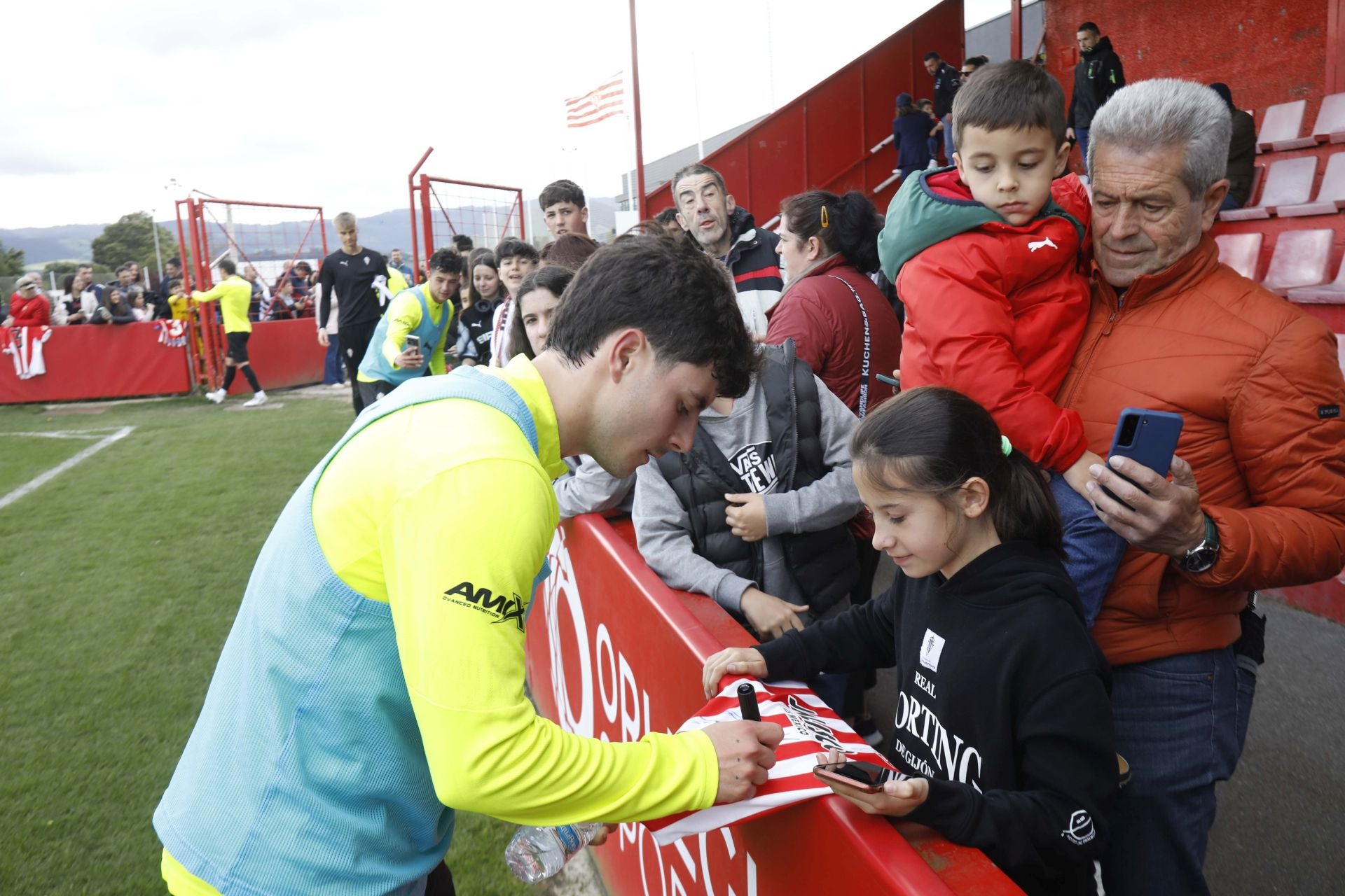 Furor en Mareo por el Sporting: entrenamiento con público y muchos autógrafos