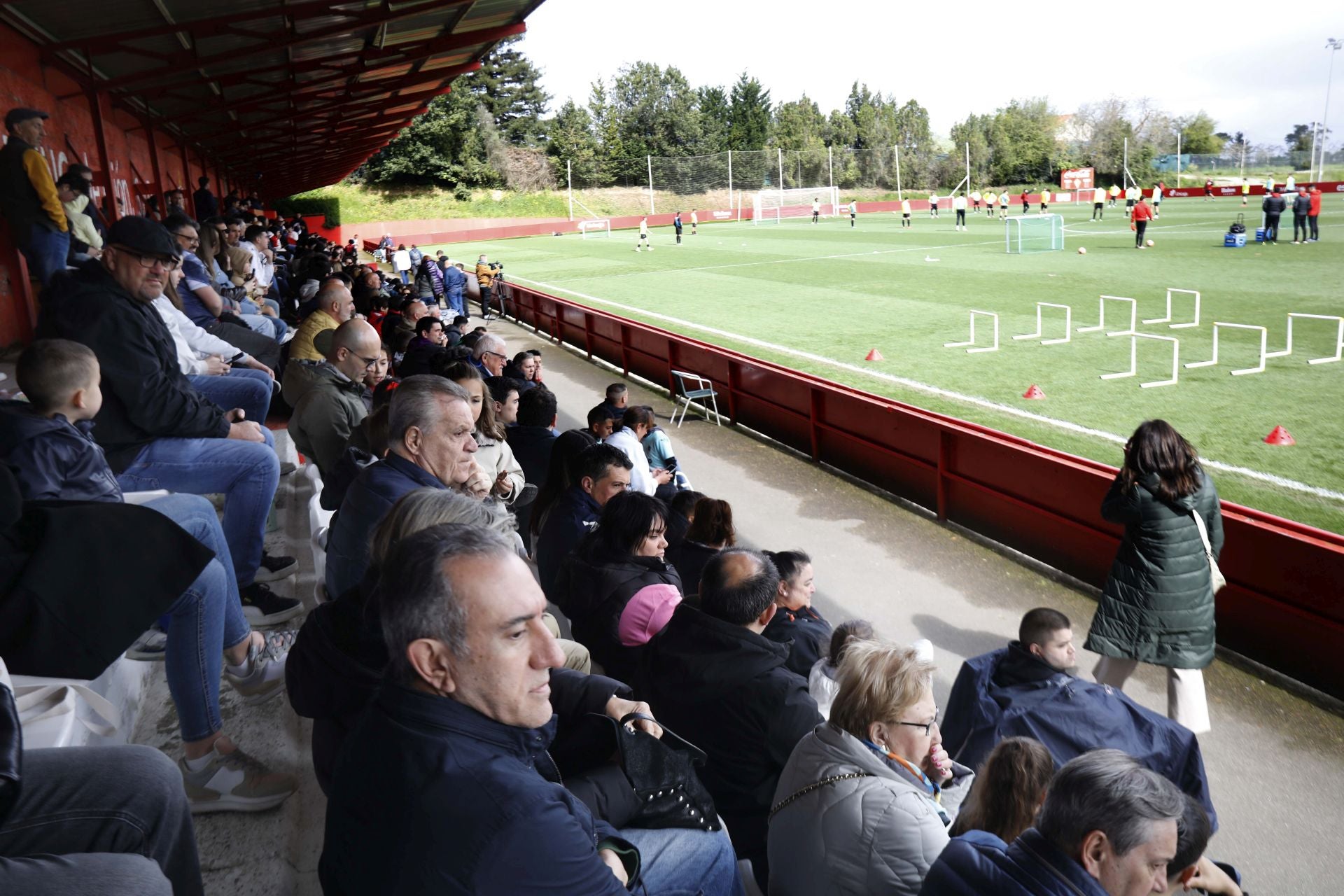 Furor en Mareo por el Sporting: entrenamiento con público y muchos autógrafos