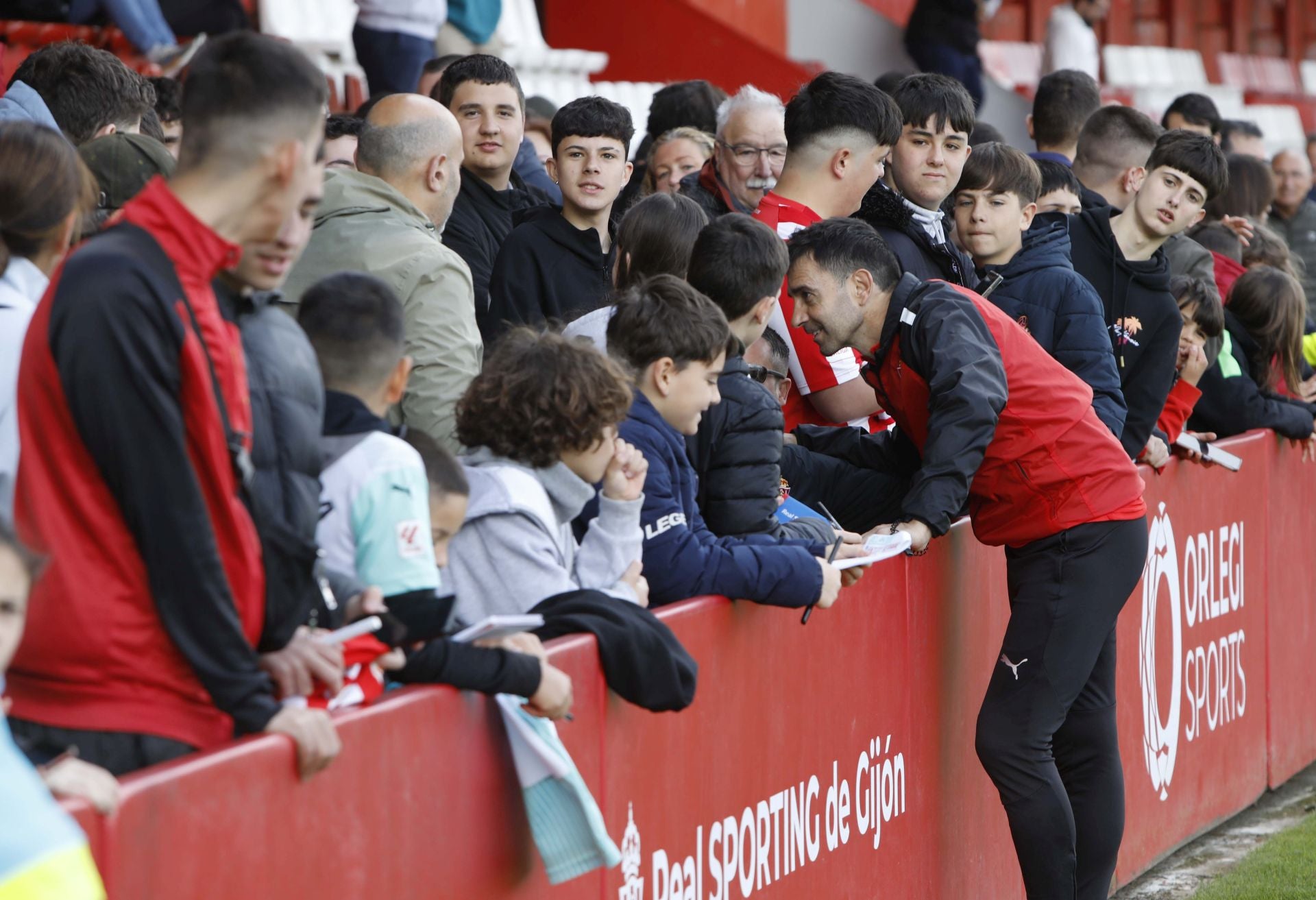 Furor en Mareo por el Sporting: entrenamiento con público y muchos autógrafos