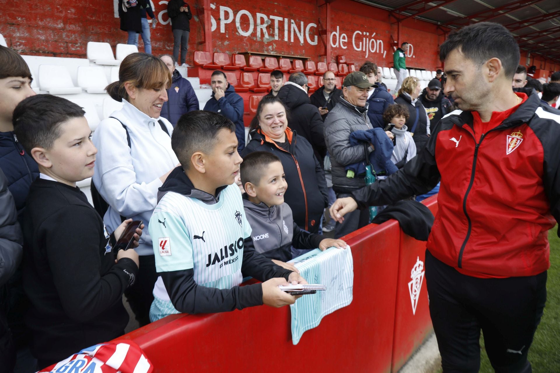 Furor en Mareo por el Sporting: entrenamiento con público y muchos autógrafos