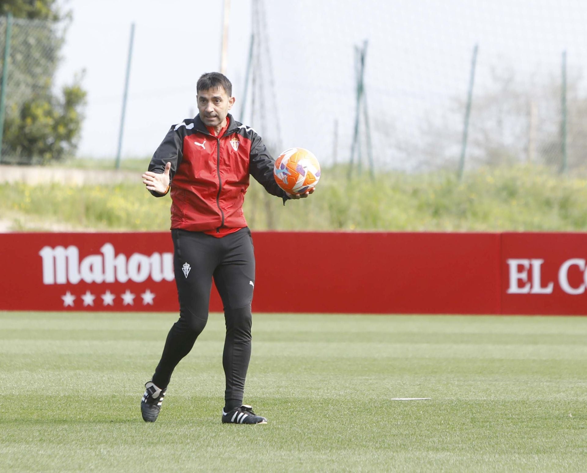 Furor en Mareo por el Sporting: entrenamiento con público y muchos autógrafos