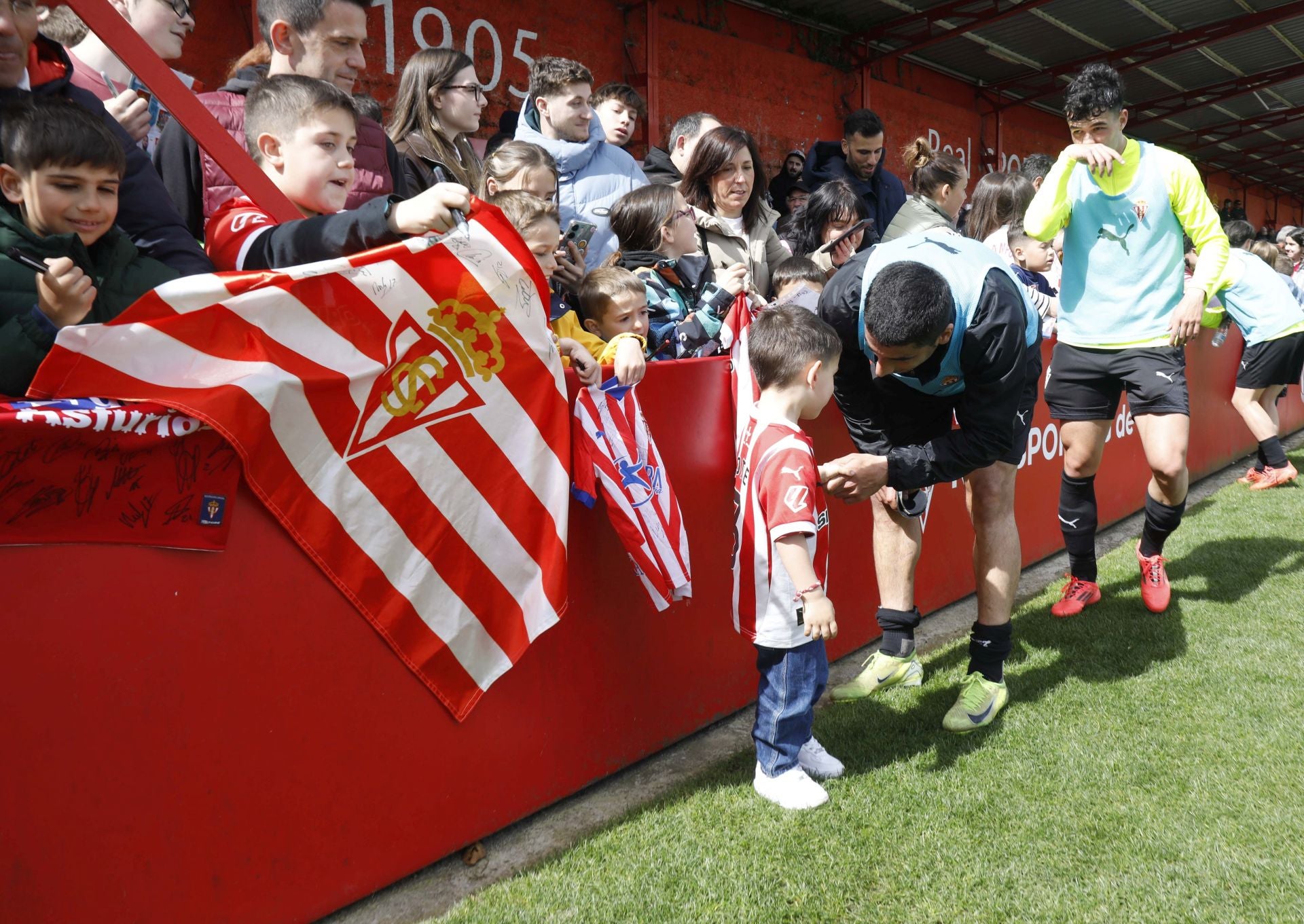 Furor en Mareo por el Sporting: entrenamiento con público y muchos autógrafos