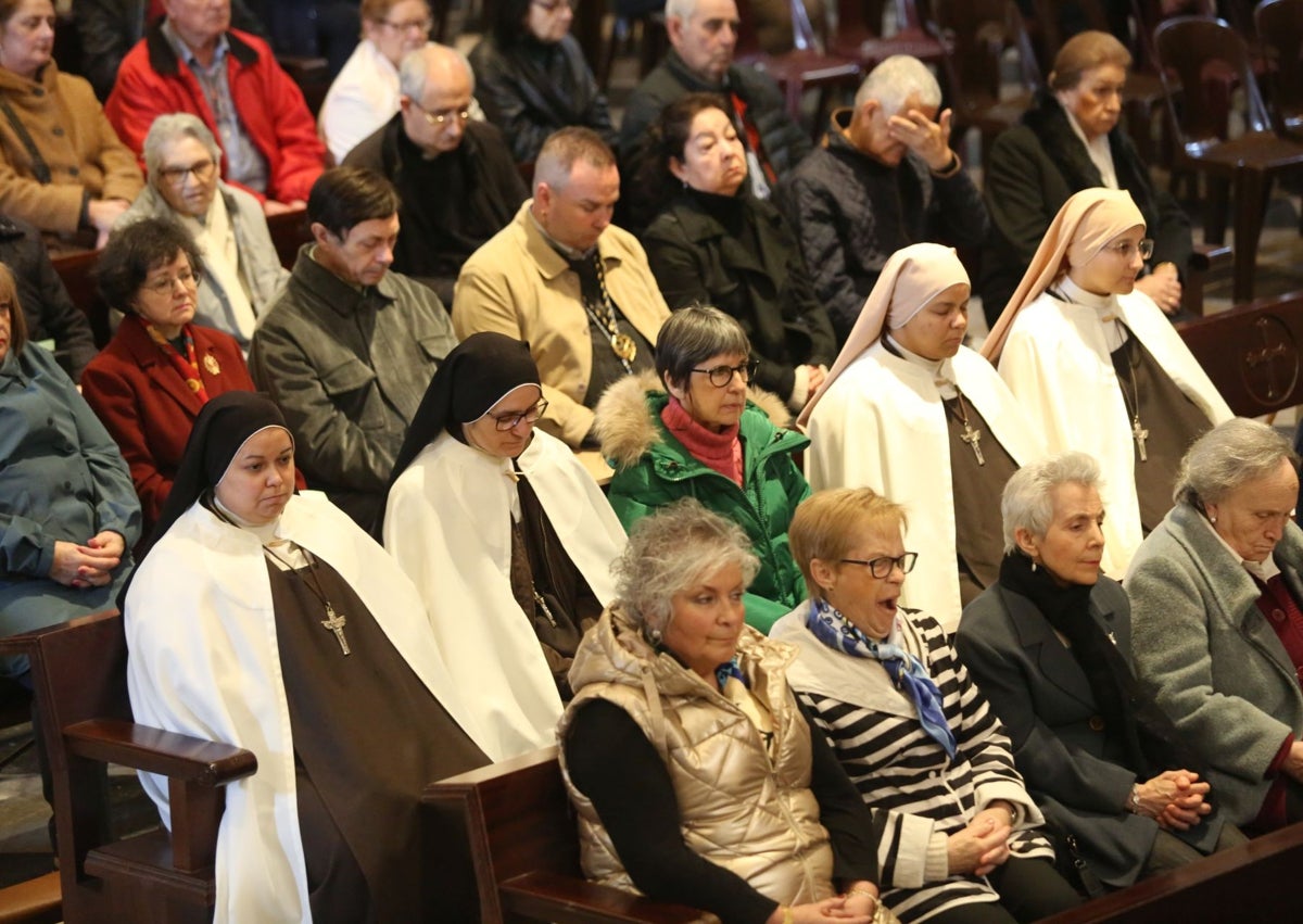 Imagen secundaria 1 - Los sacerdotes con los Santos Óleos en la Catedral, llena para la ocasión.