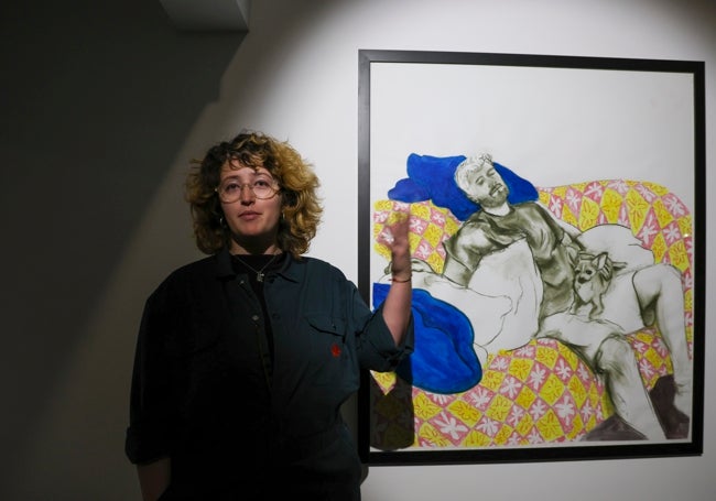Inés Benito, junto a la obra 'Una siesta y a seguir' (2025).
