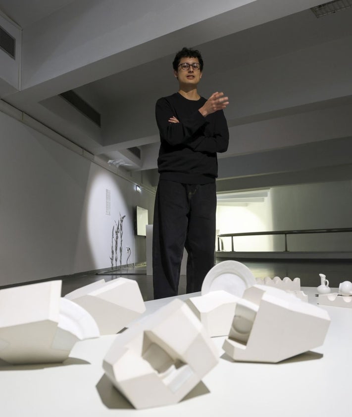 Imagen secundaria 2 - Lucía Batalla, Gonzalo Mon y Martín Huamanchumo posan junto a sus obras.