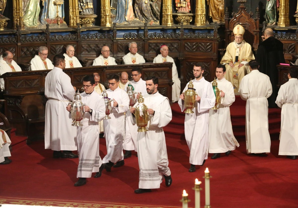 Imagen principal - Los sacerdotes con los Santos Óleos en la Catedral, llena para la ocasión.