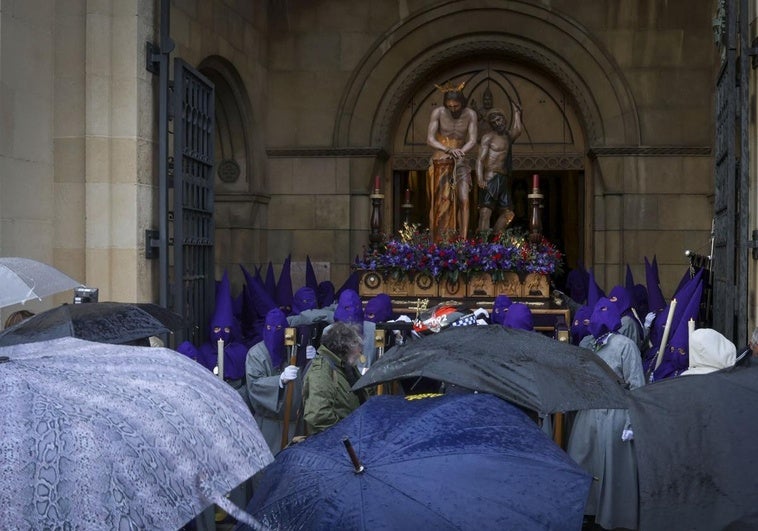 Ambiente invernal en la iglesia de San Pedro, donde se ha decidido la suspensión de la procesión del Silencio.