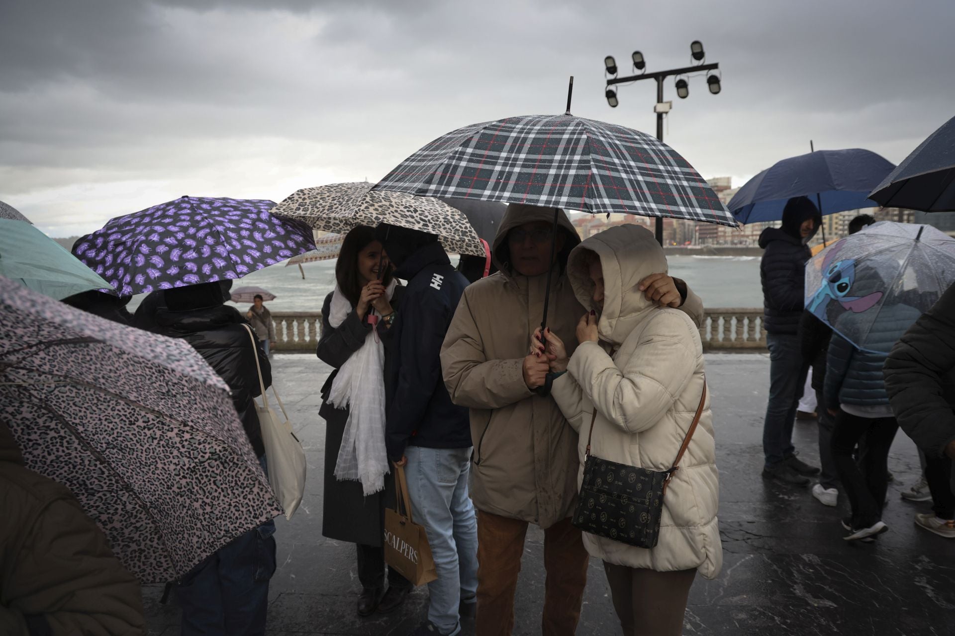 La lluvia obliga a cancelar la procesión del Silencio en Gijón