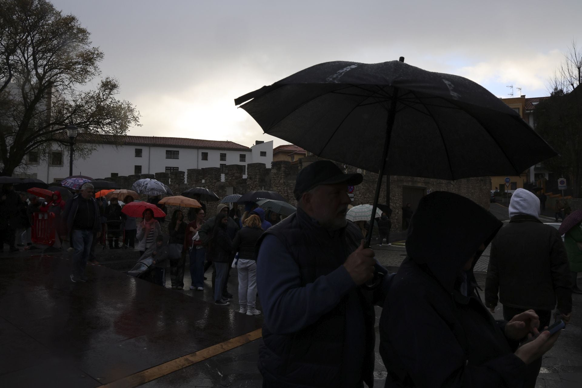 La lluvia obliga a cancelar la procesión del Silencio en Gijón