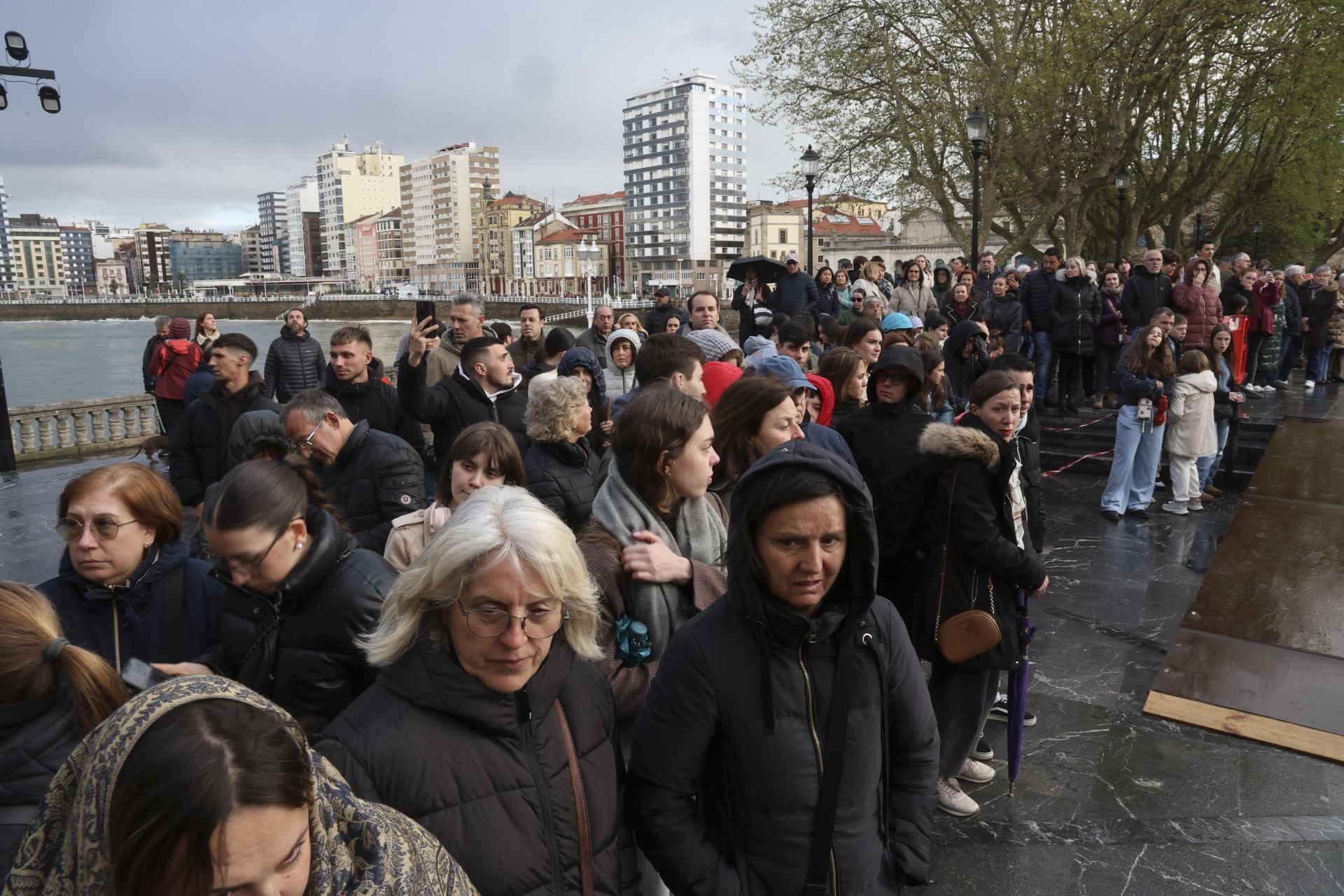 La lluvia obliga a cancelar la procesión del Silencio en Gijón